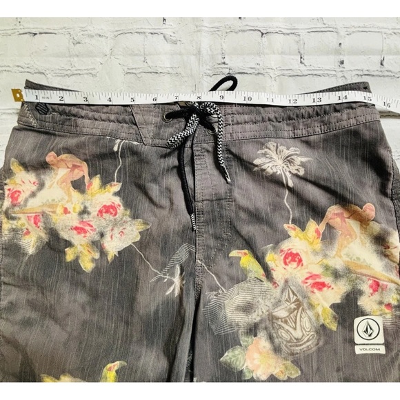 Volcom Slingers Board Shorts Mens Size 29 Tropical Surfer Print Swim Trunks - Picture 5 of 8